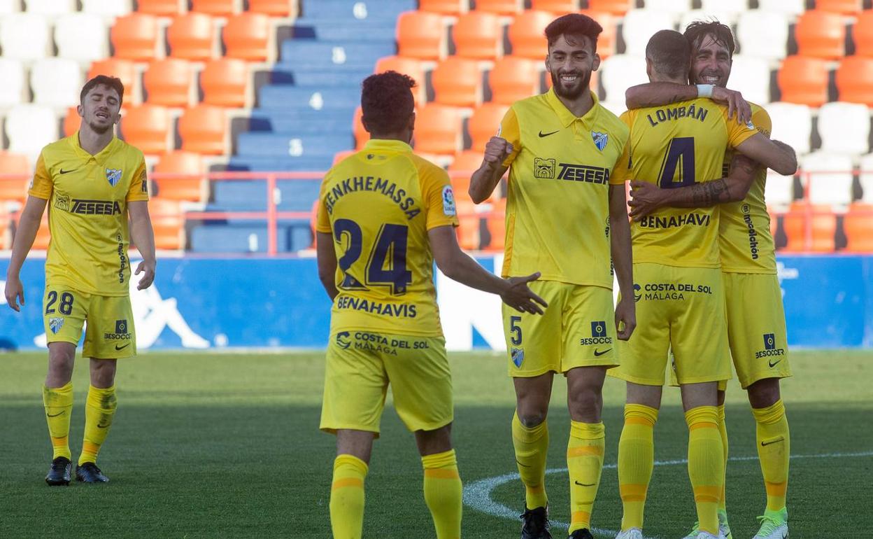 Lombán y Escassi, los veteranos del equipo, se abrazan mientras Juande y Benkhemassa se felicitan. 