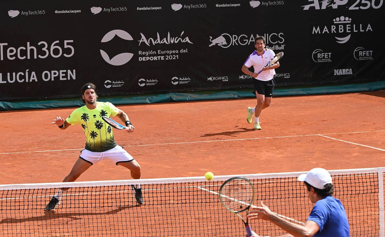 Feliciano López, en acción este lunes junto a Marc López.