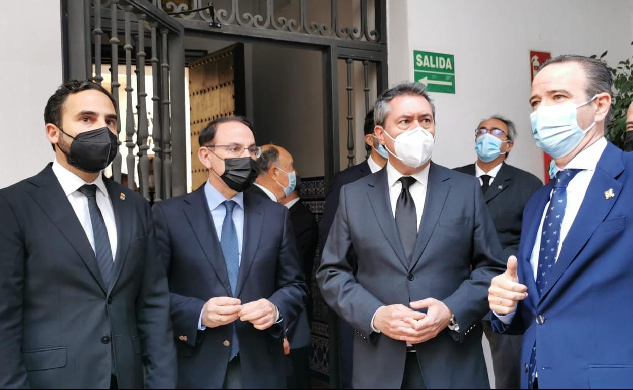 Pérez, González de Lara, Espadas y Atencia, en la entrada de la sede de la Agrupación de Cofradía. 