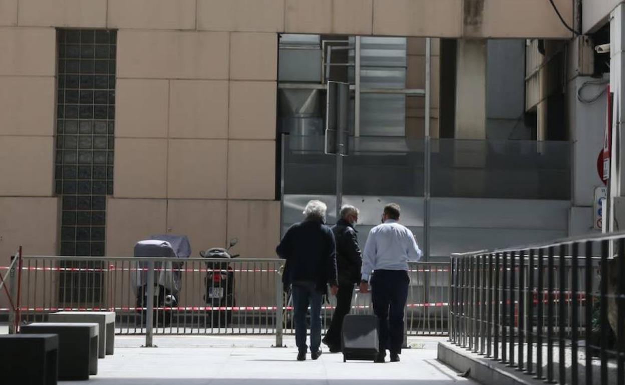 Turistas llegan al aeropuerto de Málaga y se dirigen hacia el parking. 