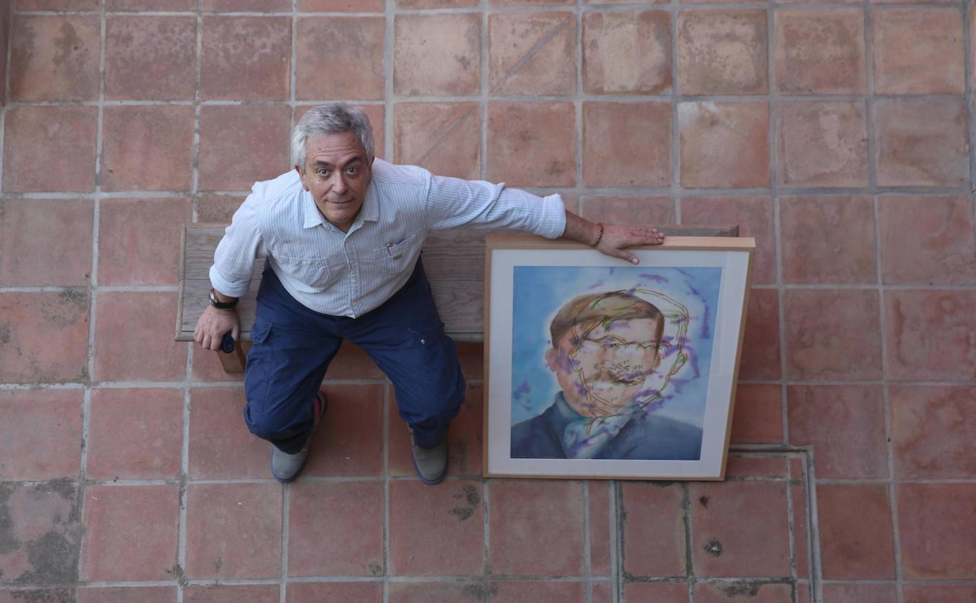 Chema Cobo, en el patio interior de la Casa Gerald Brenan, junto a su obra 'South from Granada (Gerald Brenan)'. 