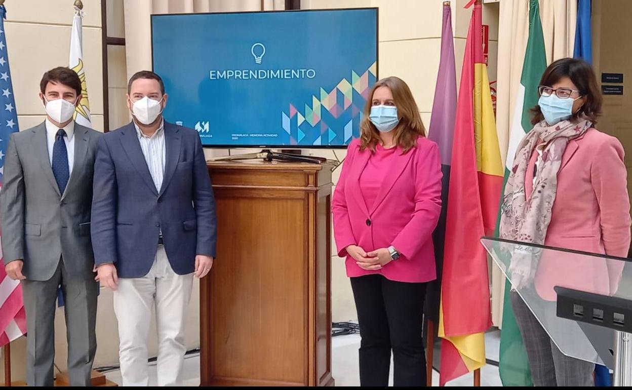 Los responsables de Promálaga y la Oficina del Inversor, esta mañana con Rosa Sánchez durante la presentación de la memoria