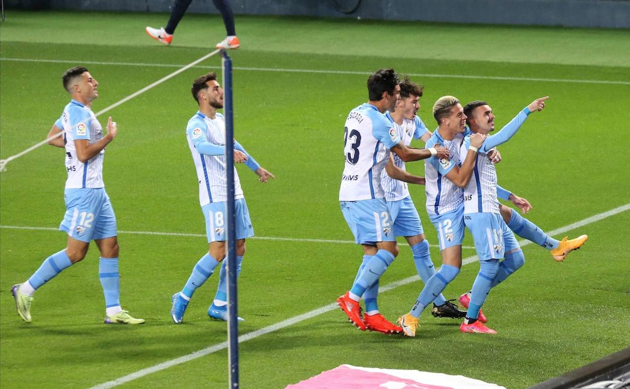 Jugadores del Málaga celebran en La Rosaleda un gol de Joaquín frente al Rayo Vallecano.