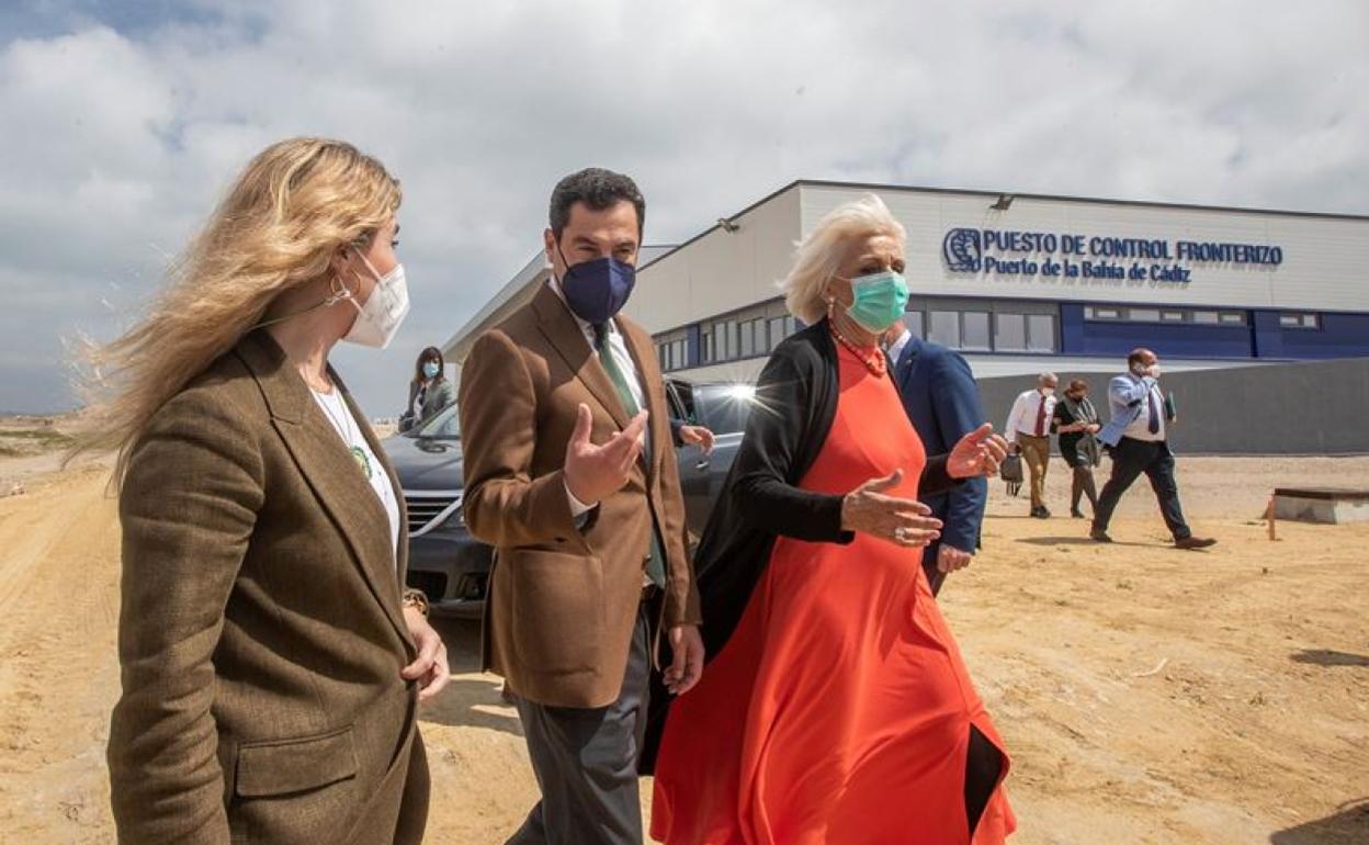 Moreno, con la delegada de la Junta en Cádiz, Ana Mestre, y la presidenta de la Autoridad Portuaria de la Bahía de Cádiz, Teófila Martínez