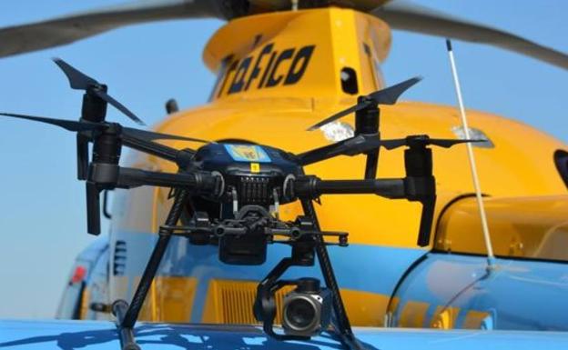 Dron de la DGT ante un helicóptero sancionador Pegasus