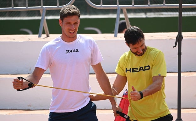 Pablo Carreño se ejercita con cuerdas extensibles junto a Samuel López. 