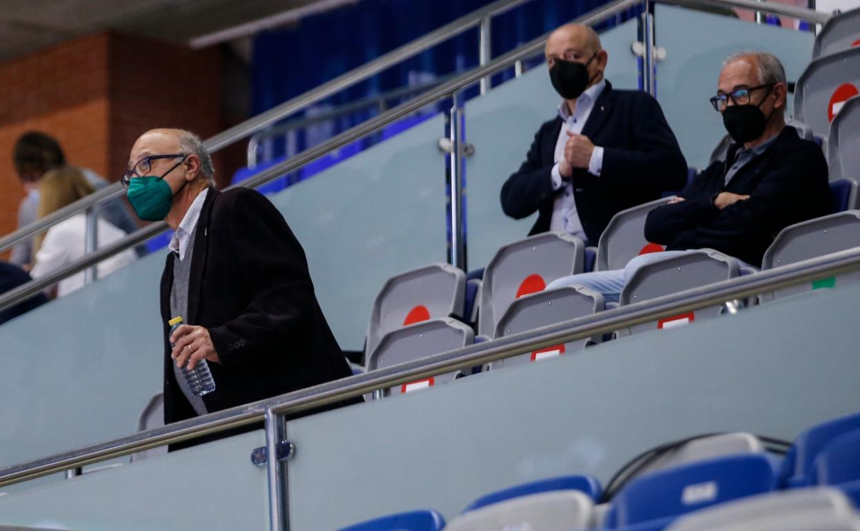 Eduardo García, en primer término, con los consejeros Fernando de los Ríos e Isidro Rubiales detrás. 