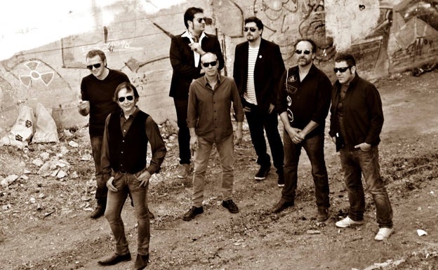 Imagen principal - La Southern Comfort Band, al completo, junto a la portada del nuevo disco y una imagen de Fernando Martín.