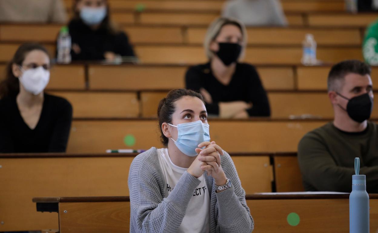 Una de las aulas de la Facultad de Medicina, donde ayer comenzó el examen para los mayores de 25 años. 