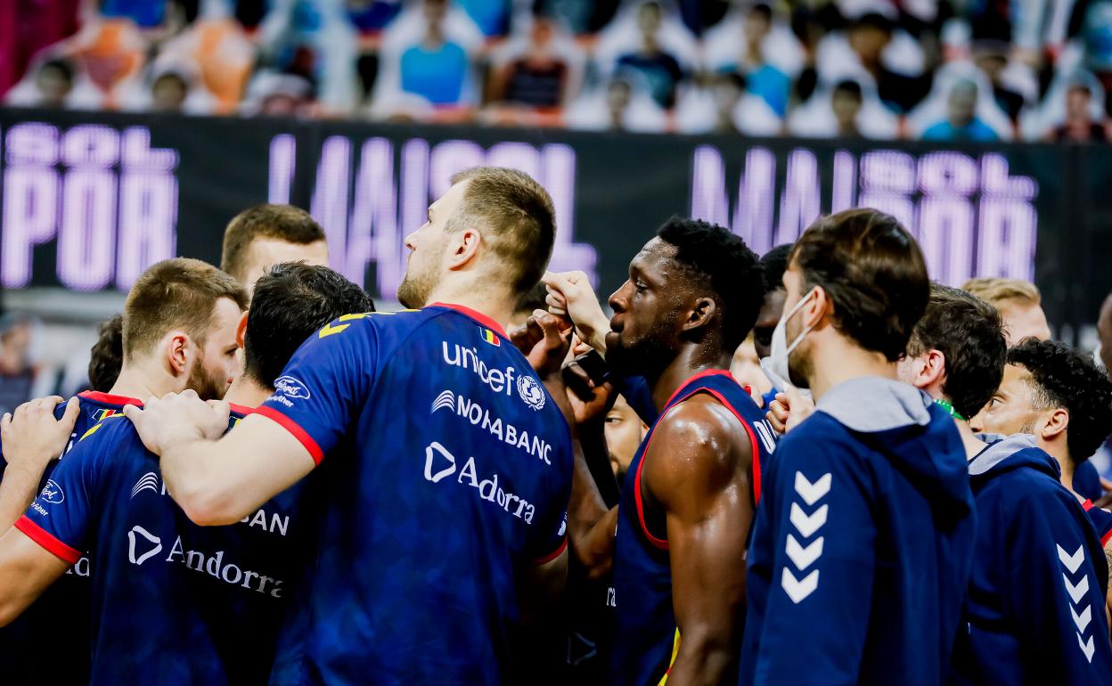 Los jugadores del Andorra, tras la derrota ante el Baskonia en la pasada jornada. 