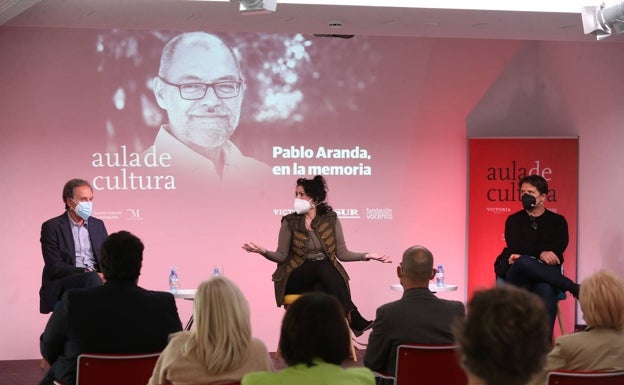 Antonio Soler, Eva Díaz Pérez y Juan Gavilanes, con la sonrisa de Pablo Aranda de fondo. 