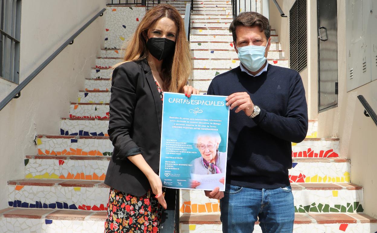 La edil de Mayores y el alcalde, con el cartel de la iniciativa. 