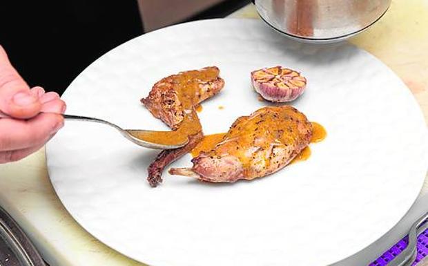 En la imagen, Pablo Caballero remata la presentación de un conejo en salmorejo al estilo canario. Para el chef de Antxoeta, es vital guisar el conejo a fuego lento para no secarlo.