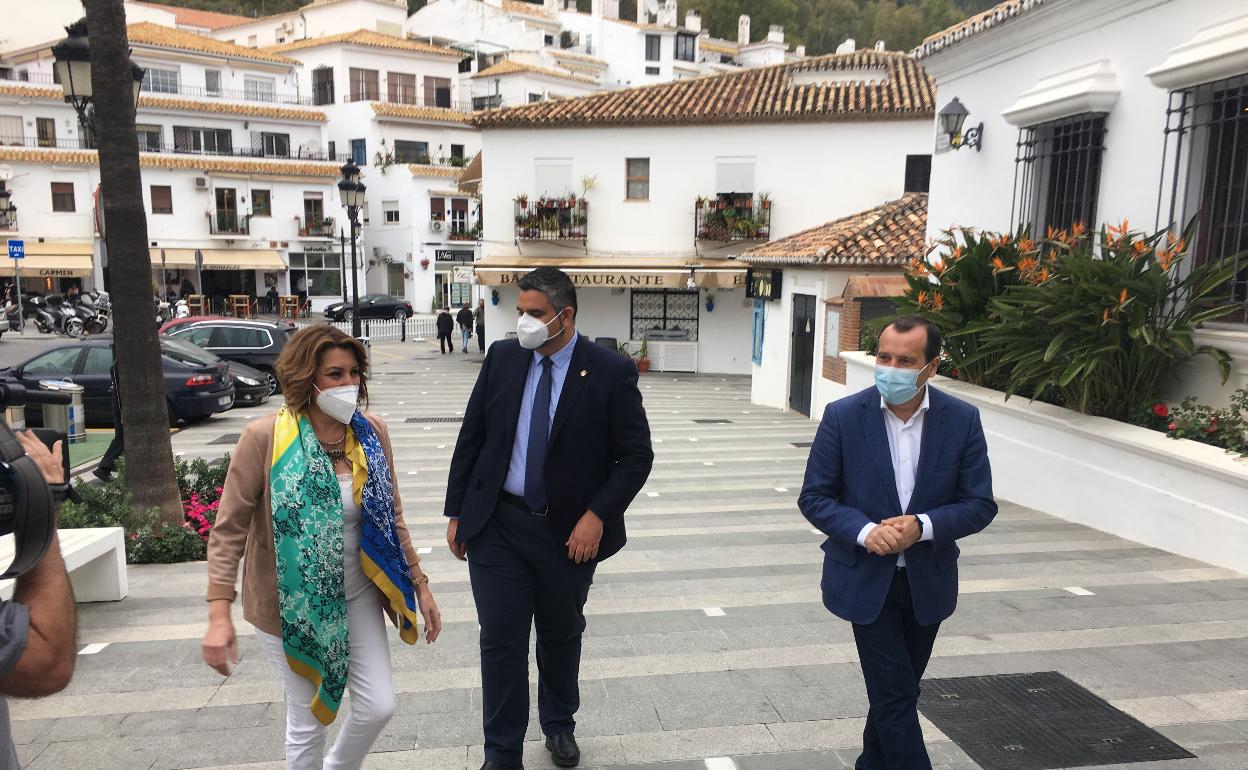 Díaz, González y Ruiz Espejo, esta mañana a la llegada al Ayuntamiento de Mijas.