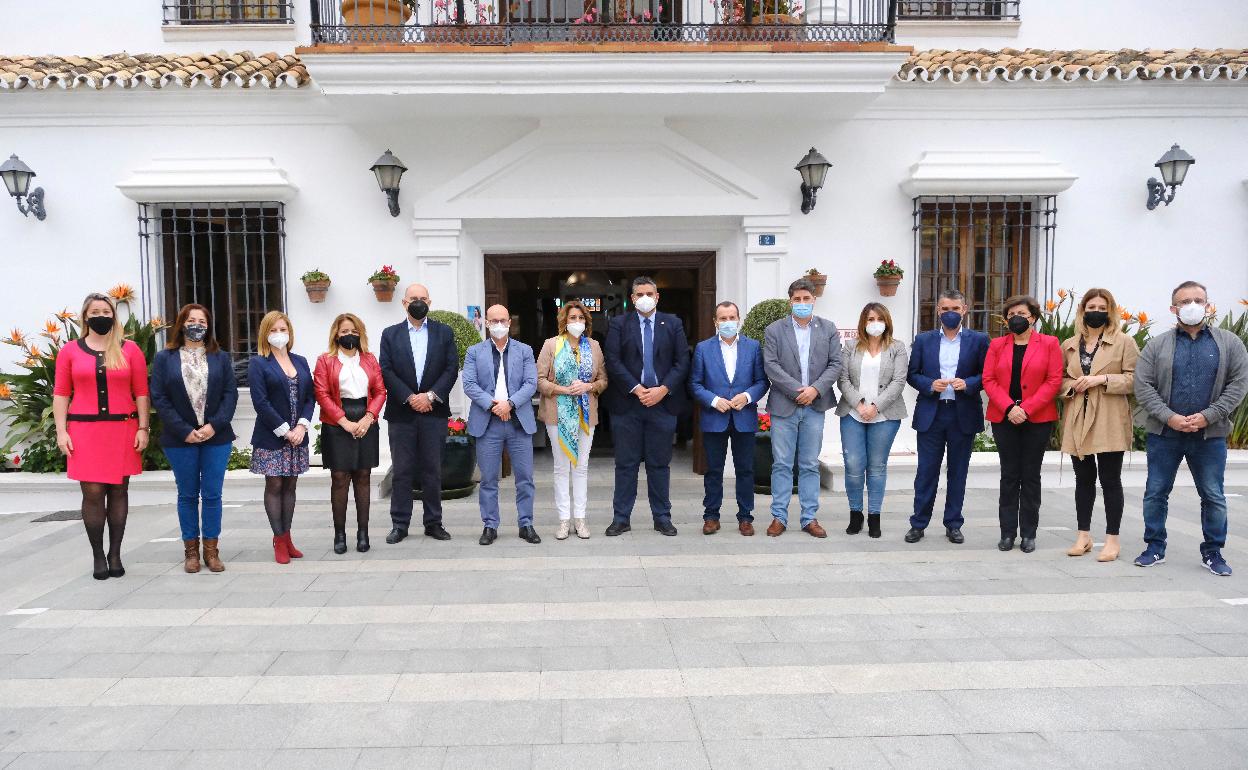 Susana Díaz, a las puertas del Ayuntamiento de Mijas.