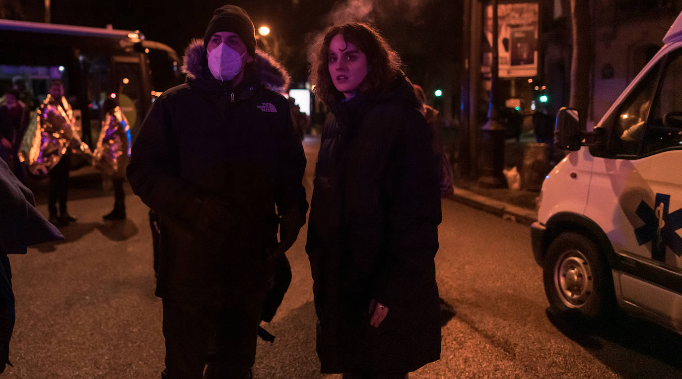 Isaki Lacuesta y la actriz Noémie Merlant en el exterior de la sala Bataclan.