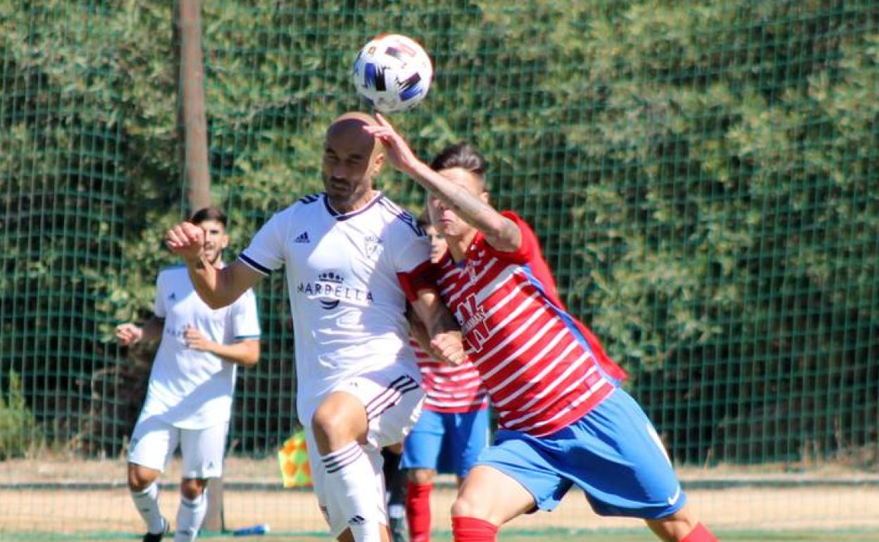 Añón, a la izquierda, en un partido de pretemporada contra el Recreativo Granada. 
