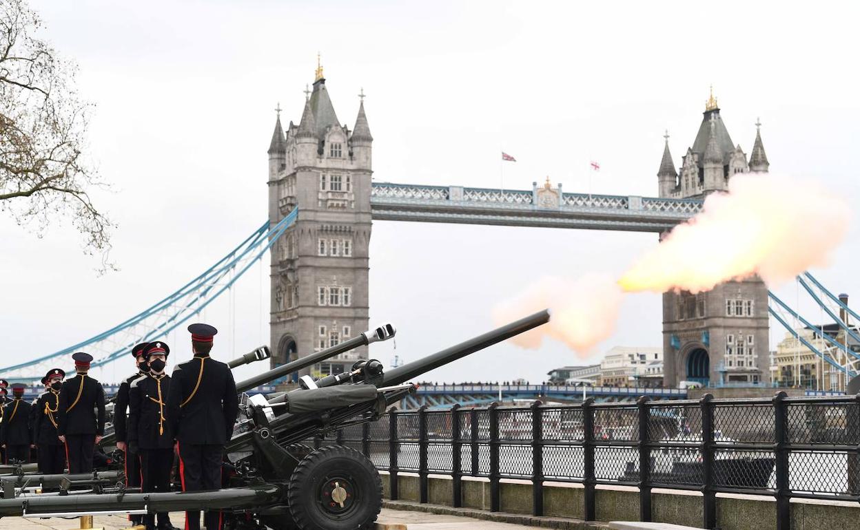 Salvas de ordenanza en el Puente de la Torre de Londres por Felipe de Edimburgo.