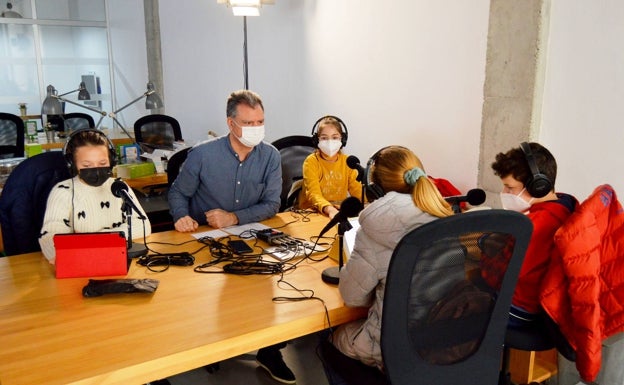 Los pequeños presentadores, junto a Manuel Fernández Valdivia, de Radio San Pedro, durante la grabación de uno de los programas. 