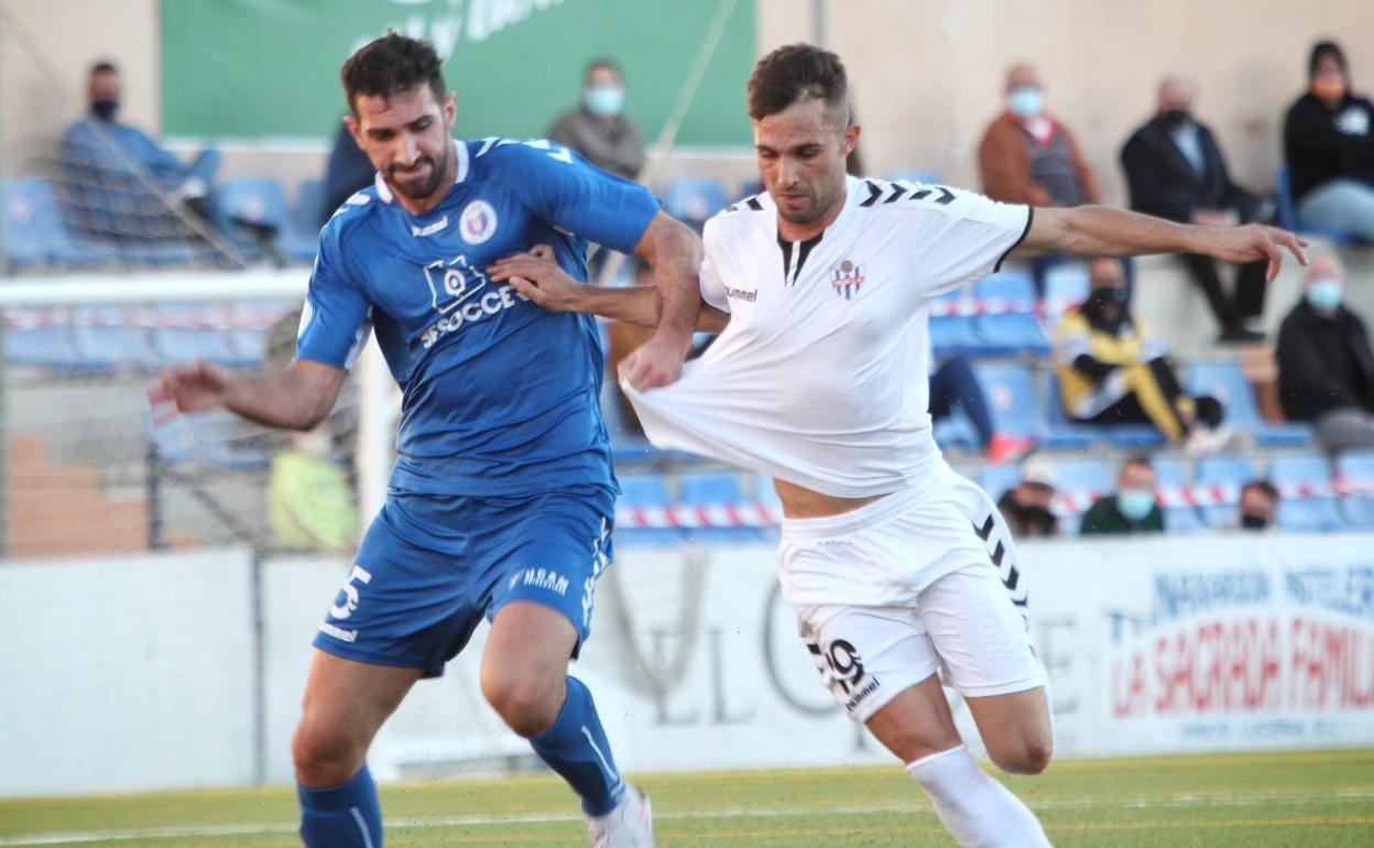 Sergio Díaz y Joselinho, durante el choque liguero disputado entre el Vélez y El Palo.