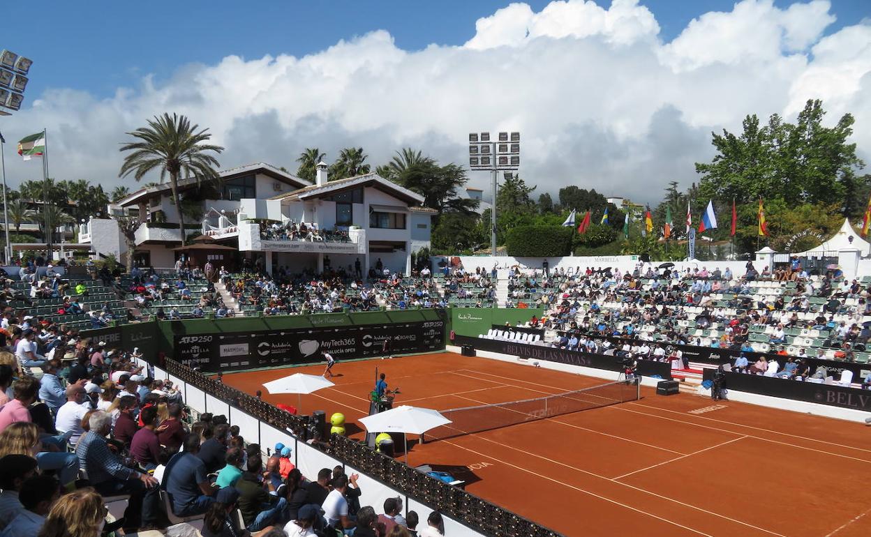 Panorámica de la pista central Manolo Santana de Puente Romano durante el torneo. 