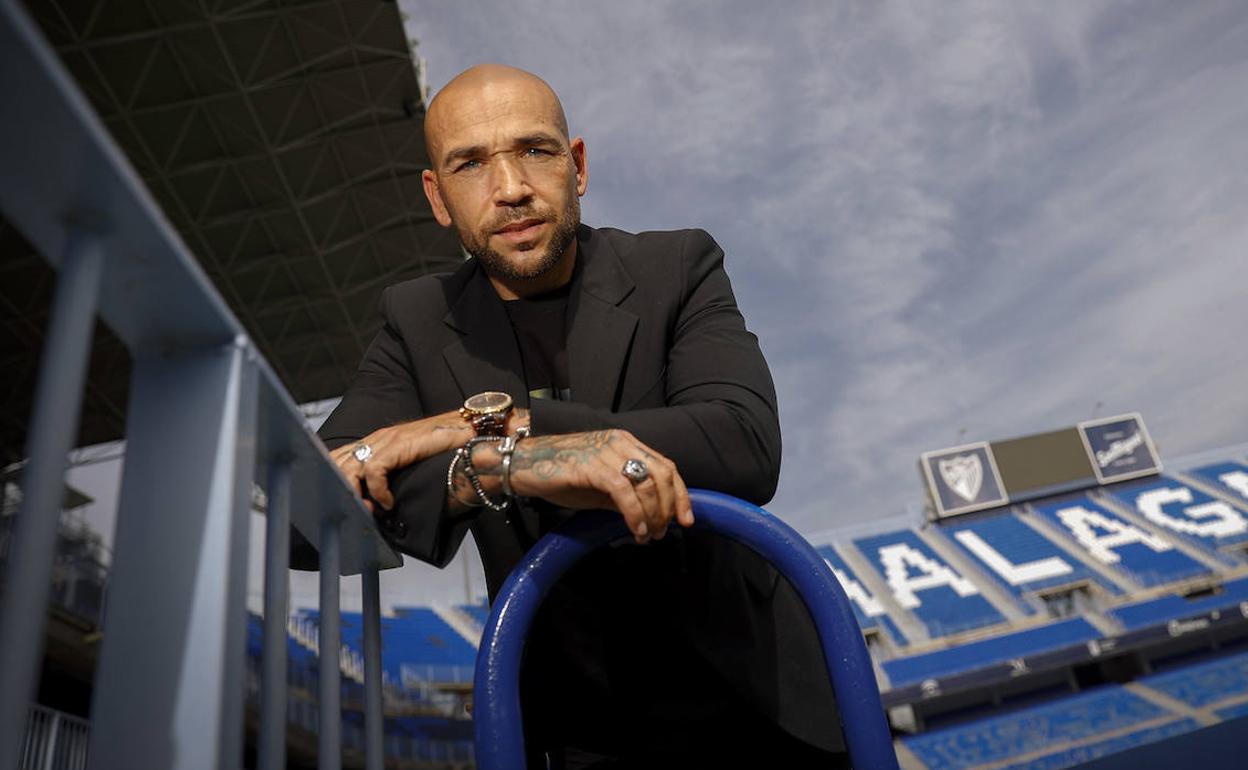 El director deportivo del Málaga, Manolo Gaspar, posa desde la grada del estadio de La Rosaleda.