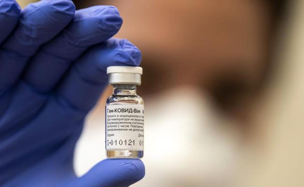 Vacunas covid Andalucía: La Junta inicia contactos directos con los fabricantes de la vacuna rusa para cuando tenga el aval europeo