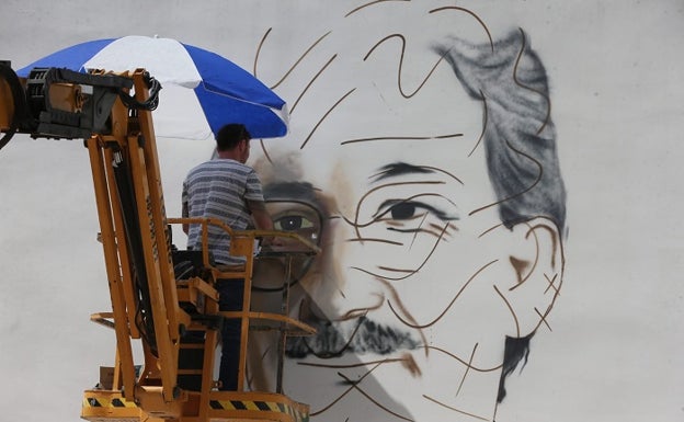 La imagen muestra a Guillermo Paz, conocido por su firma de Nesui SRC, realizando el grafiti de José María Martín Carpena. 