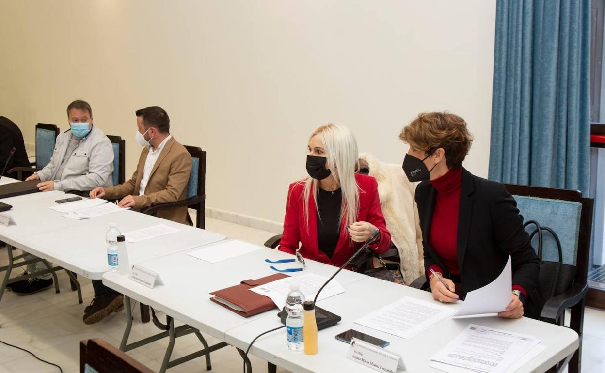 Bancada de ediles socialistas en el pleno municipal con la portavoz, Emma Molina, a la derecha. 