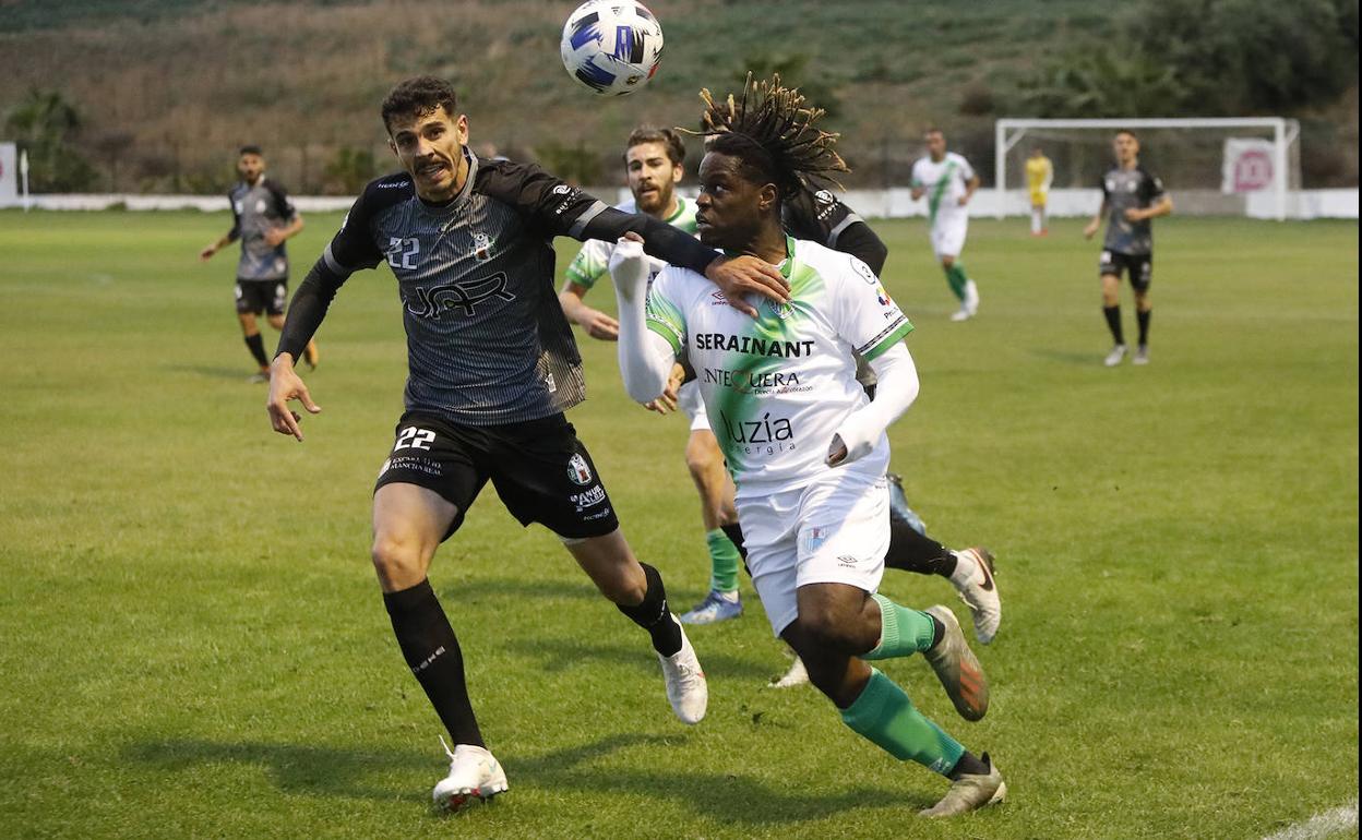 Ridge la tuvo para el Antequera en el último minuto, pero salió fuera su disparo. 