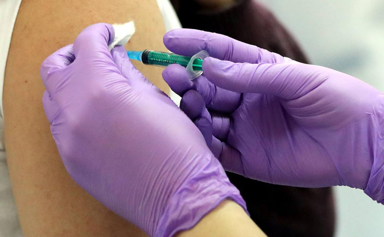 Vacuna covid: Síntomas con los que hay que estar alerta tras recibir AstraZeneca: visión borrosa o manchas rojizas en la piel