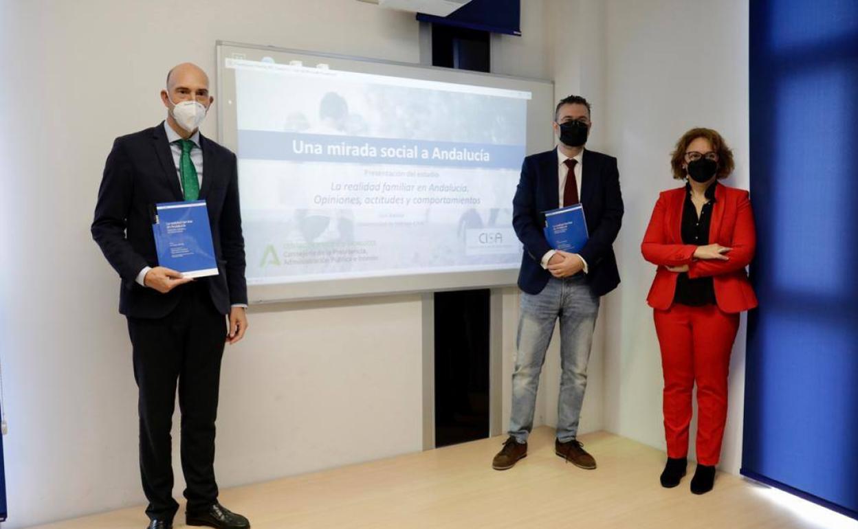 Tristán Pertíñez, director del Centro de Estudios Andaluces; Luis Ayuso, director del informe y la vicerrectora Yolanda García Calvente