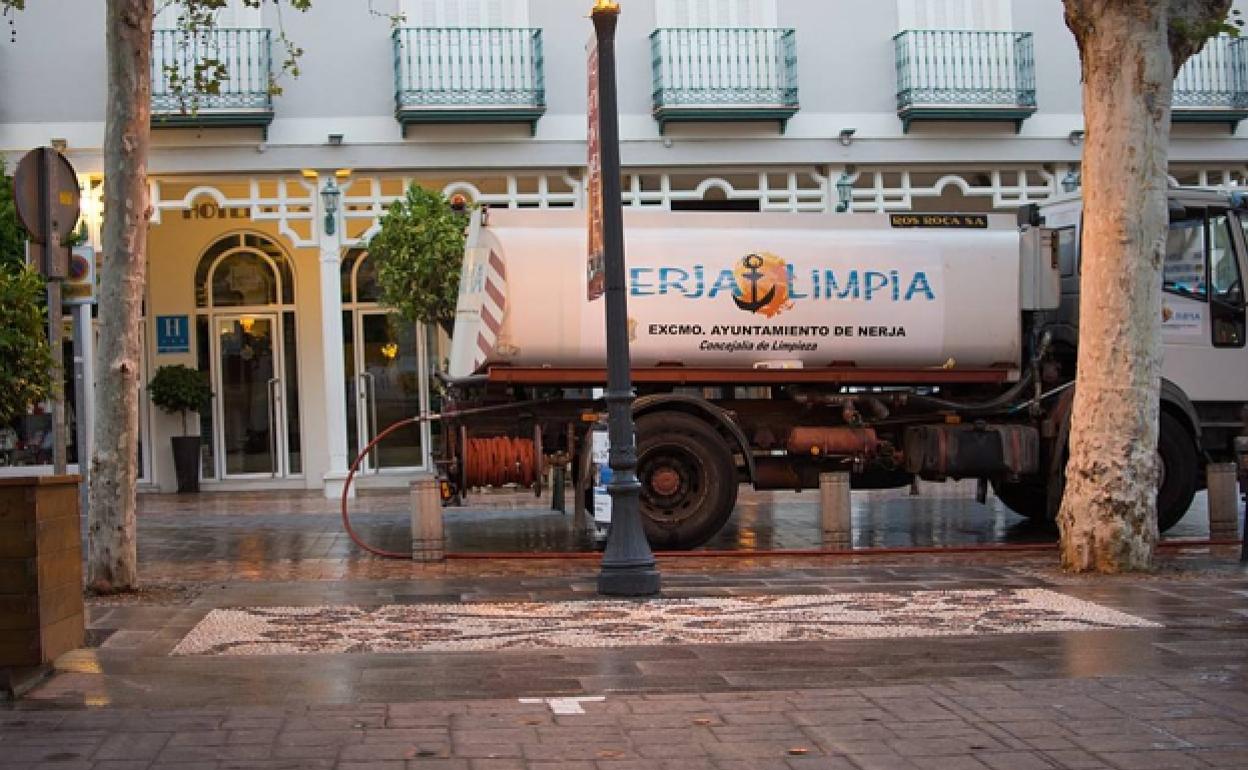 Un camión de limpieza en la céntrica plaza Cavana de Nerja. 