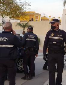Imagen secundaria 2 - «Pese a la cicatriz y a las operaciones, volvería a mediar en la pelea; para eso soy policía local»