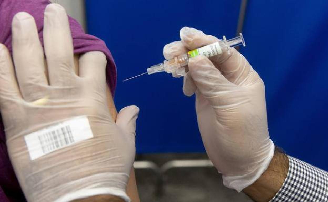 Vacunas covid: Un epidemiólogo aclara por qué las vacunas de Pfizer y Moderna no producen trombos