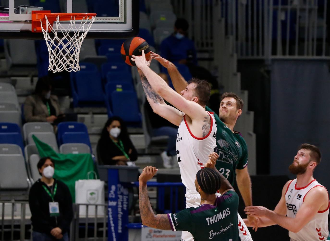 Victoria del Unicaja ante el R. Bilbao Basket. 