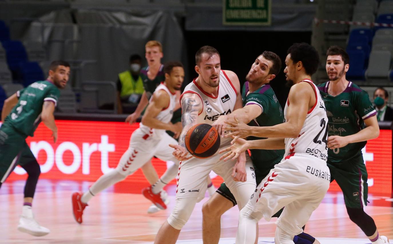 Victoria del Unicaja ante el R. Bilbao Basket. 