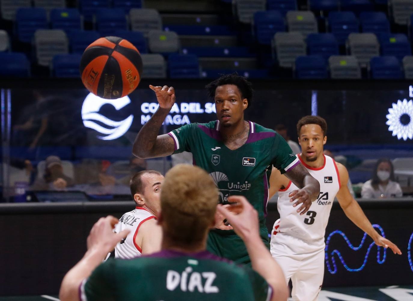 Victoria del Unicaja ante el R. Bilbao Basket. 