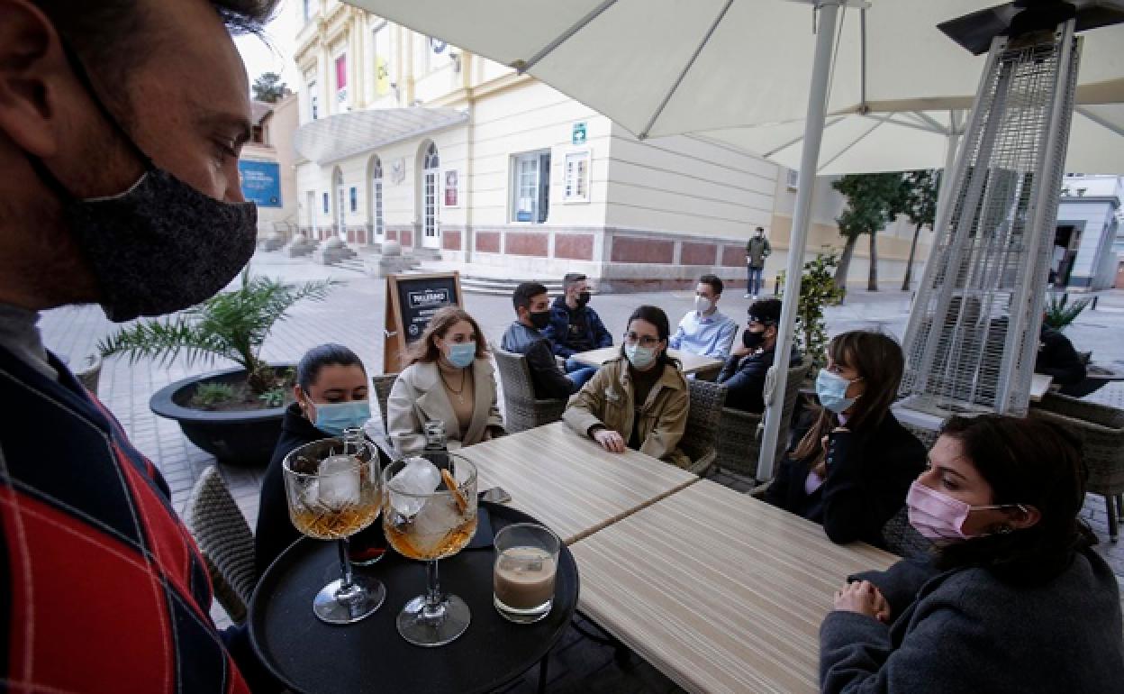 El horario de la hostelería en Málaga no variará, pero en otras capitales andaluzas sí a partir del domingo. 