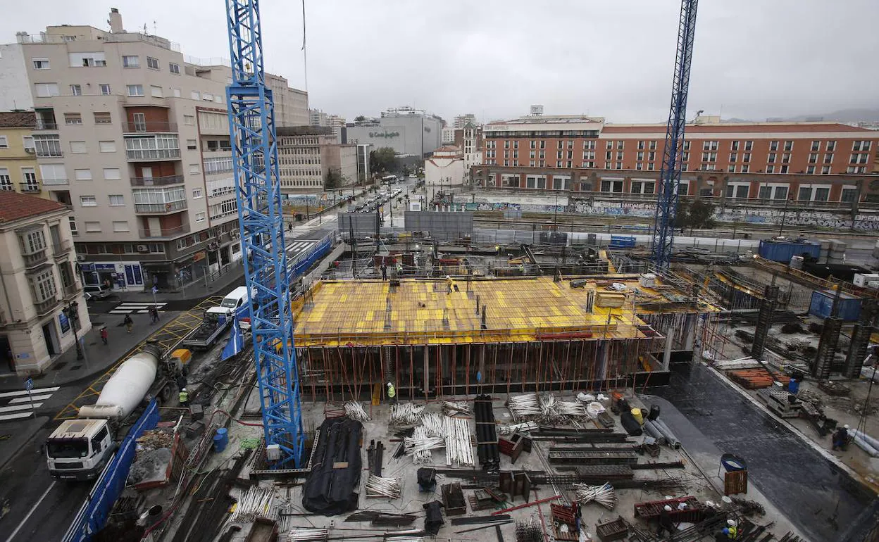 Parte de la estructura de la planta baja para el hotel ya se puede observar sobre la construcción del aparcamiento subterráneo. 