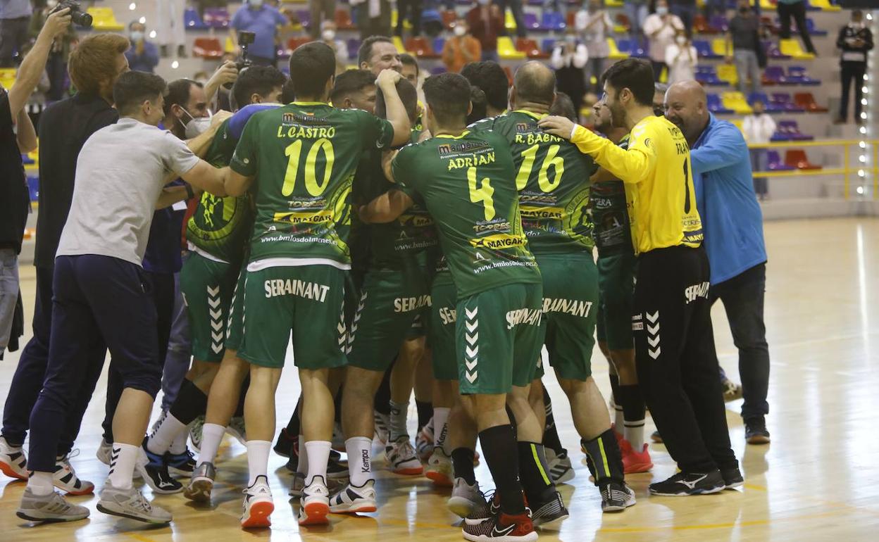 Los jugadores del Iberoquinoa Antequera celebran su reciente triunfo ante el Barça B. 