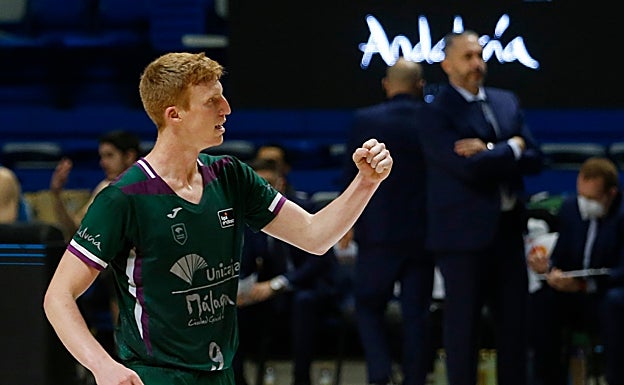 Alberto Díaz celebra una canasta en el partido contra el Estudiantes jugado en el Carpena. 