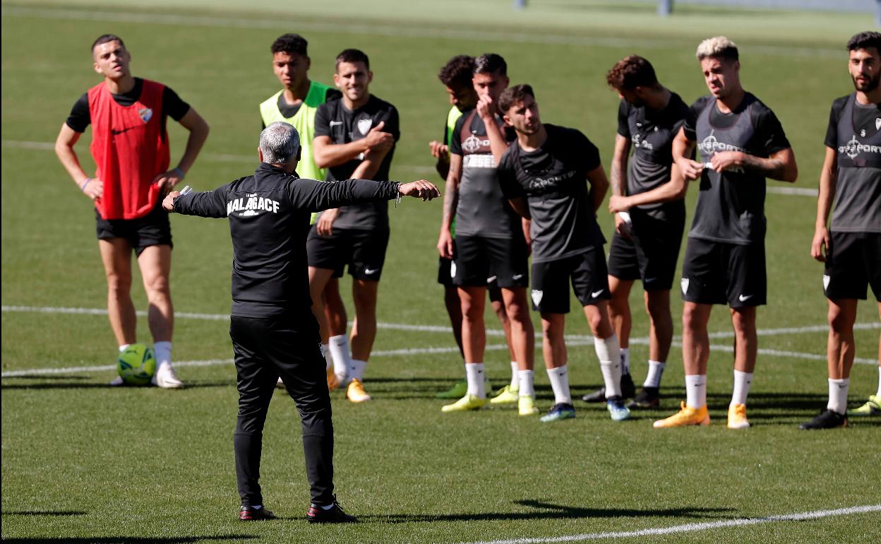 Imagen de archivo: el entrenador del Málaga, Sergio Pellicer, dirige un entrenamiento en el campo de La Rosaleda.