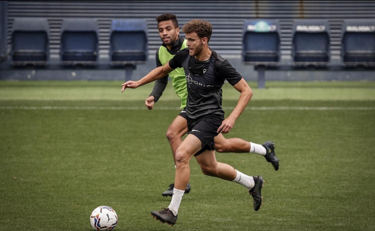 Los jugadores del Málaga, Alberto Quintana y Benkhemassa, en un entrenamiento.