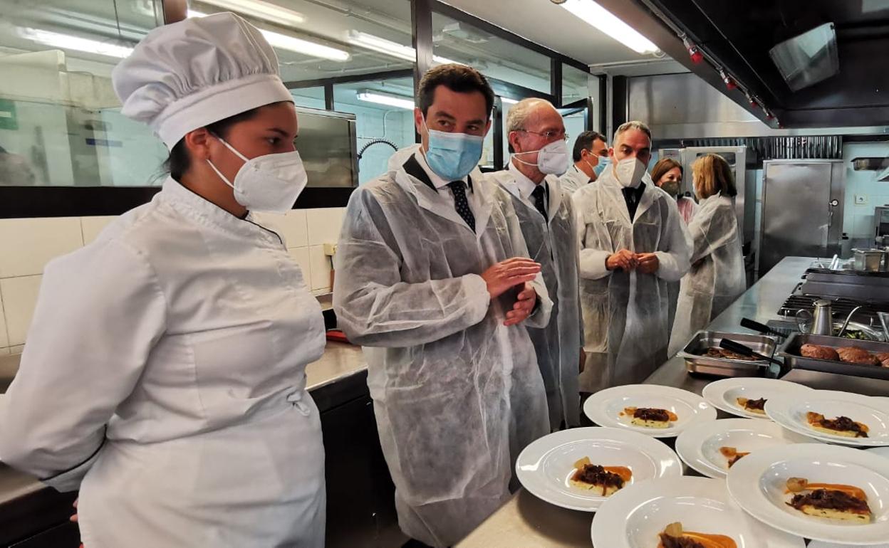 Juanma Moreno, este viernes, durante la visita a las instalaciones de La Cónsula. 