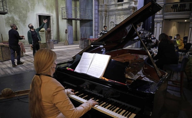 Imagen principal - Diferentes momentos del ensayo de 'El barbero de Sevilla'. 