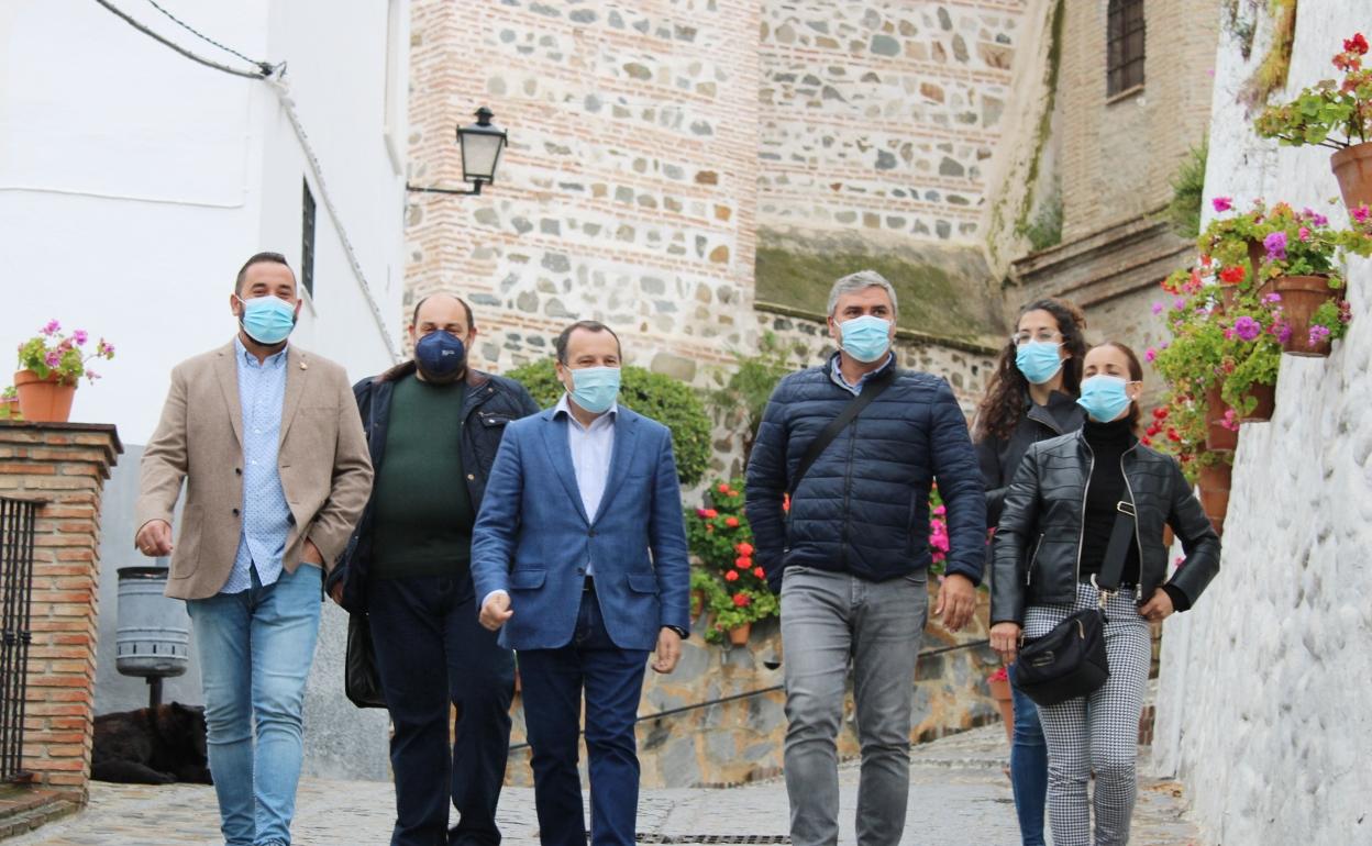 El secretario general del PSOE de Málaga, José Luis Ruiz Espejo, en su visita este viernes a El Borge. 