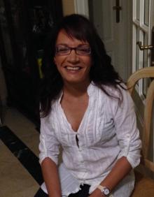 Imagen secundaria 2 - Isa, en silla de ruedas, junto a su hermana Sandra. Abajo a la derecha, una imagen anterior al suceso.