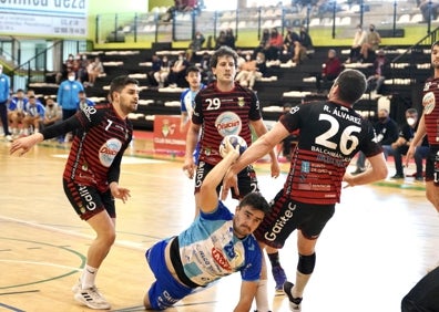 Imagen secundaria 1 - El Lalín apretó en defensa al final del choque para lograr igualar al Trops. 