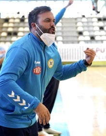 Imagen secundaria 2 - El Lalín apretó en defensa al final del choque para lograr igualar al Trops. 